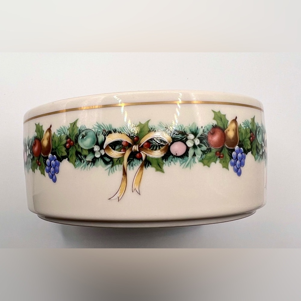 Beautiful Mikasa Vintage 1980’s Porcelain Christmas Bouquet Trinket Box - Picture 3 of 7